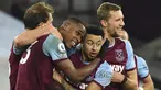 Para pemain West Ham United merayakan gol kedua ke gawang Sheffield United yang dicetak bek Issa Diop (kedua dari kiri) dalam laga lanjutan Liga Inggris 2020/21 pekan ke-24 di London Stadium, London, Senin (15/2/2021). West Ham menang 3-0 atas Sheffield United. (AP/Glyn Kirk/Pool)