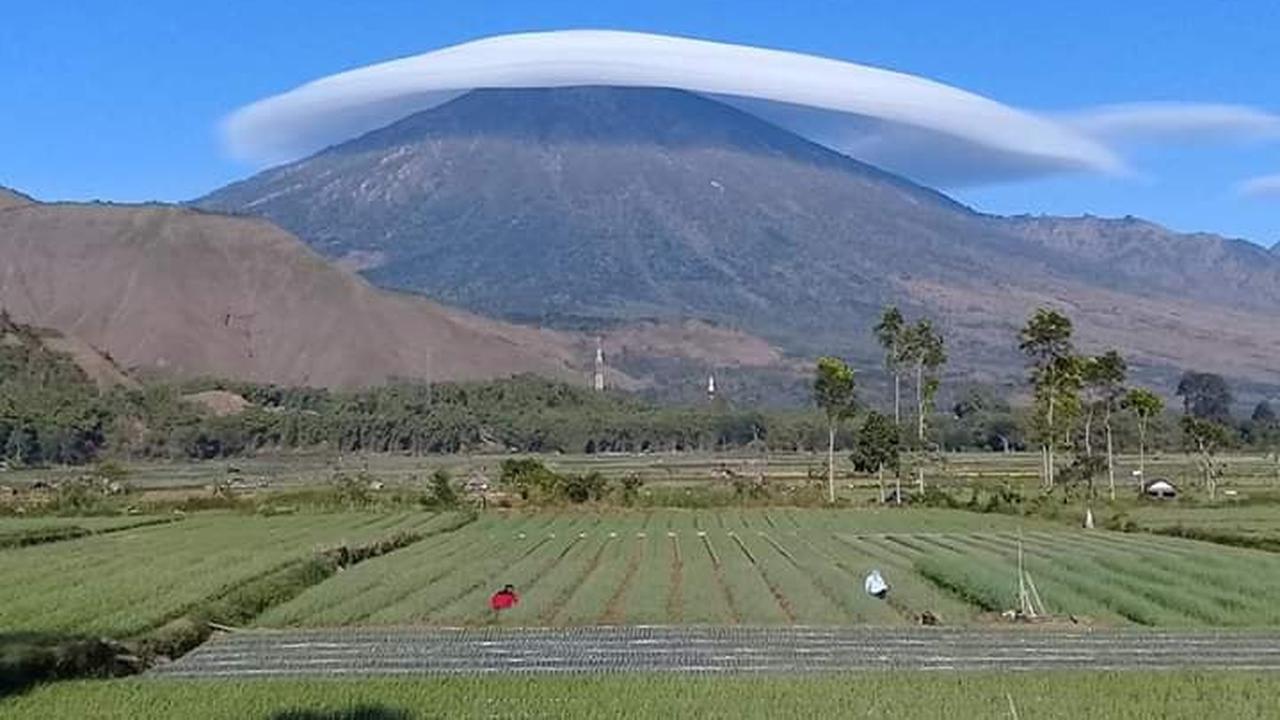 Awan Topi Muncul Di Atas Gunung Rinjani, Begini Penjelasan dan Lokasi Munculnya