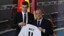 Gareth Bale. Sayap kanan asal Wales berusia 32 tahun ini didatangkan Real Madrid dari Tottenham Hotspur pada awal musim 2017/2018 dengan nilai transfer mencapai 101 juta euro atau setara Rp1,6 triliun. Spurs sendiri mendatangkan Gareth Bale dari Southampton pada awal musim 2007/2008 dengan nilai transfer 14,7 juta euro. Akhir musim 2021/2022 kontrak Gareth Bale bersama Real Madrid habis. (AFP/Pierre-Philippe Marcou)