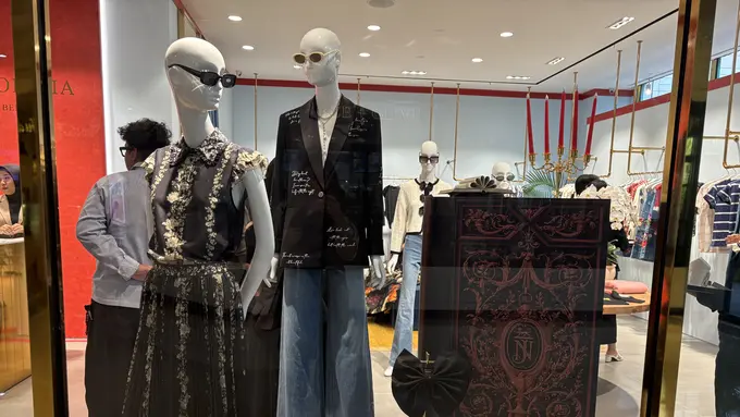 Alice + Olivia by Stacey Bendet kini hadir di Plaza Senayan dengan konsep menarik. [Anisha/Fimela]