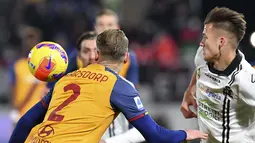 Bek AS Roma, Rick Karsdorp berebut bola dengan pemain Spezia, Arkadiusz Reca pada pertandingan lanjutan Liga Serie A Italia di Stadion Alberto Picco di La Spezia, Italia, Senin (28/2/2022). AS Roma menang tipis atas Spezia 1-0. (Tano Pecoraro/LaPresse via AP)