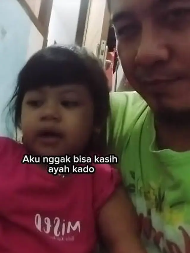 Viral Momen Anak Rayakan Ultah Ayahnya, Hadiah yang Diberikan Bikin Haru