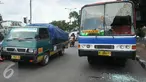 Metromini 17 jurusan Pasar Senen - Manggarai dirusak oleh sekelompok orang di Manggarai, Jakarta, Selasa (19/4). Belum diketahui maksud dari pengerusakan tersebut. (Liputan6.com/Gempur M Surya)