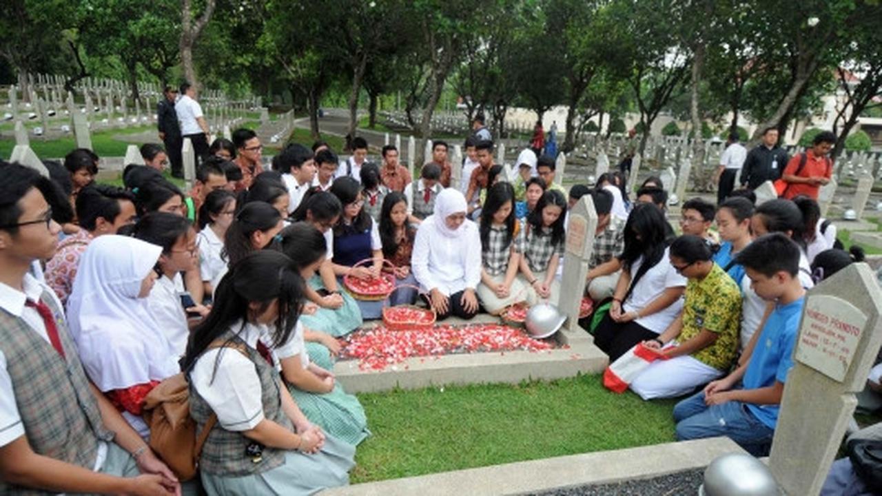 Menteri Khofifah ajak pelajar SMA tabur bunga di TMP Kalibata