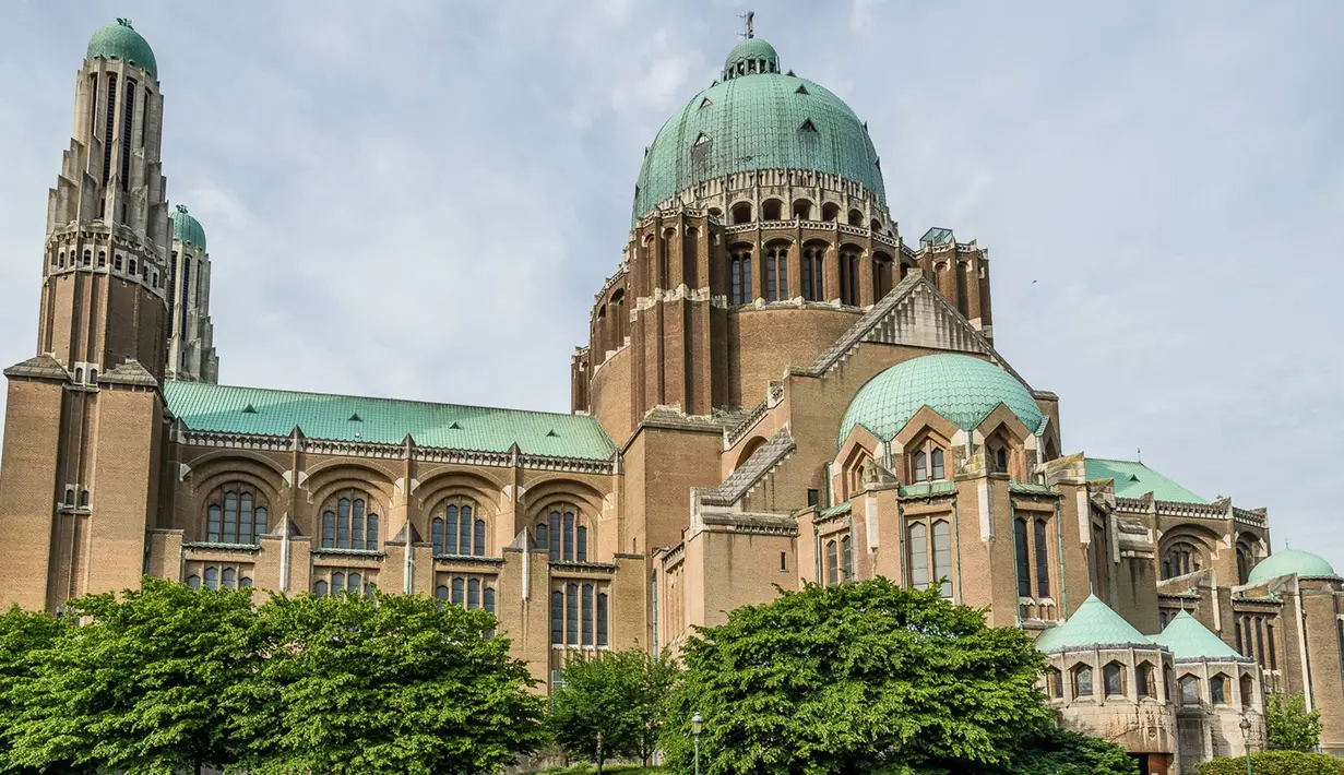 The National Basilica of the Sacred Heart adalah basilika Katolik Roma dan merupakan gereja paroki di Brussels, Belgia. Memiliki panjang 164,5 m (540 kaki) dan lebar 107,80 m (353,7 kaki). (hawkebackpacking)