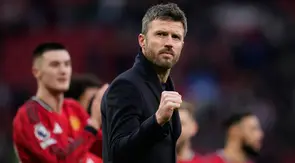 Selebrasi Michael Carrick usai membawa Manchester United meraih kemanangan dramatis atas Fulham 3-2 di Old Trafford, Minggu (1/2/2026) malam WIB. (AP Photo/Dave Thompson)