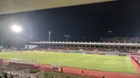 Atmosfer laga Malut United Vs Semen Padang di leg pertama Semifinal Liga 2 2023/2024 di Stadion Madya Gelora Bung Karno, Jakarta, Minggu (25/2/2024) malam. (Bola.com/Hery Kurniawan)