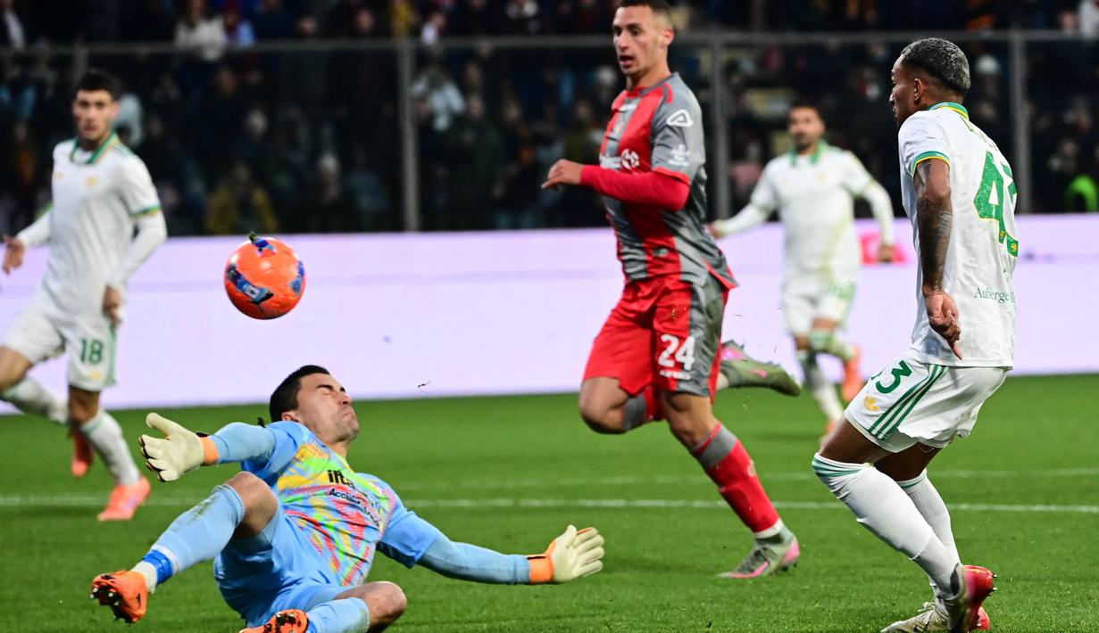 Emil Audero harus menelan pil pahit setelah gawangnya tiga kali dibobol oleh pemain AS Roma dalam lanjutan Serie A 2025/2026, Minggu (23/11/2025) malam WIB. (AFP/Piero Cruciatti)