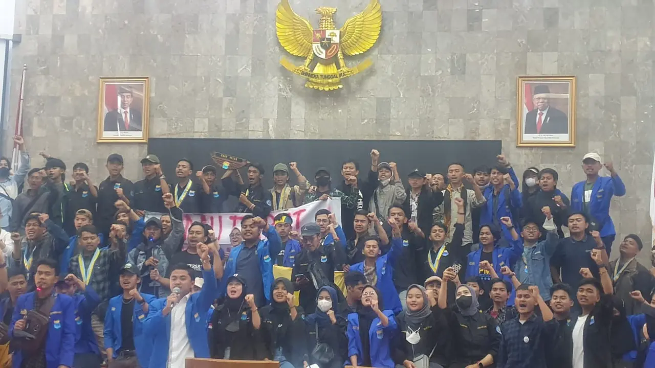 Ratusan mahasiswa PMII Garut menduduki kantor DPRD Garut dalam aksi penolakan kenaikan harga BBM bersubsidi di Garut, Jawa Barat. (Liputan6.com/Jayadi Supriadin)