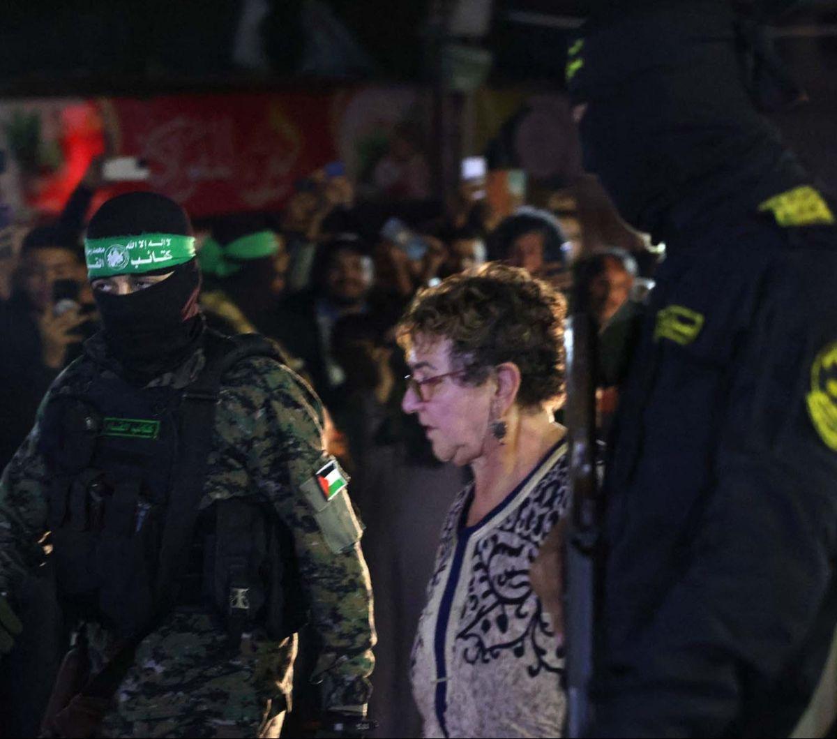 Pasukan militer Hamas, Brigade Al Qassam kembali membebaskan sandera ketika gencatan senjata dengan Israel berlanjut pada Selasa (28/11/2023). Ini merupakan pembebasan sandera kelima yang dilakukan Hamas. Namun, ada pemandangan yang menarik dalam pembebas