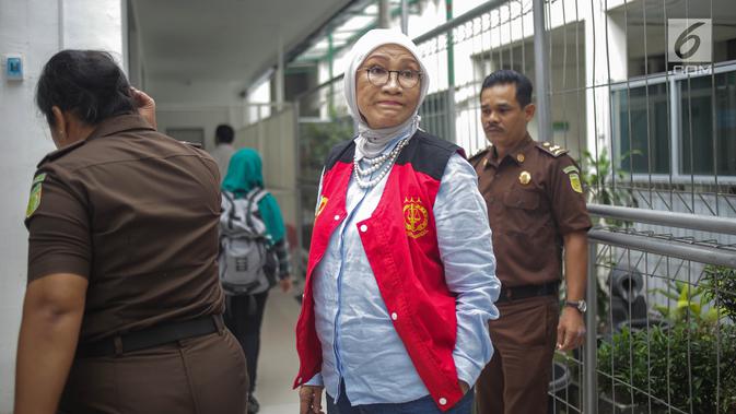 Terdakwa kasus berita hoaks penganiayaan, Ratna Sarumpaet saat tiba untuk menjalani sidang lanjutan di Pengadilan Negeri Jakarta Selatan, Kamis (4/4). Sidang kali ini beragendakan pemeriksaan saksi. (Liputan6.com/Faizal Fanani)