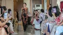 Tyna Kanna Mirdad mengenakan busana hasil rancangannya bersama Cynthia Vicario saat acara fashion show bertajuk Flora di Menteng,  Jakarta, Kamis (9/5/2019). Fashion show bertajuk FLORA merupakan koleksi busana menyambut bulan Ramadan. (Liputan6.com/Fery Pradolo)