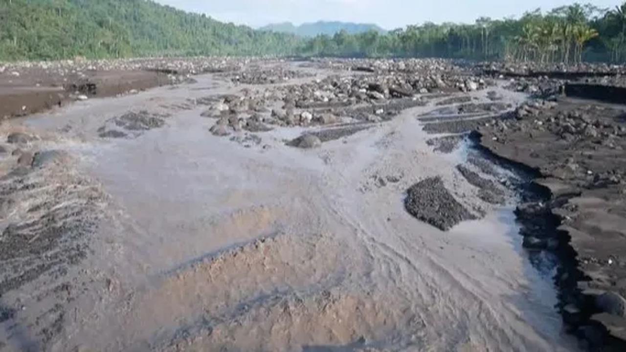 Ia menambahkan, untuk sementara penanganan bencana di Pronojiwo dilakukan oleh desa setempat.