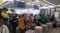 Belajar bahasa isyarat bersama dalam acara Roadshow Teras Perwira: Lokakarya Bahasa Isyarat. (dok. Liputan6.com/Naura Rizkiawan)