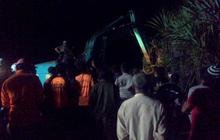 Kerja keras Tim SAR evakuasi korban longsor di Pantai Sadranan