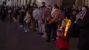 Seorang anak menikmati pertunjukan Natal di pusat kota Madrid, Spanyol, Rabu (22/12/2021). PM Spanyol Pedro Sanchez mengadakan rapat Kabinet khusus untuk mengesahkan undang-undang yang mewajibkan penggunaan masker di luar ruangan di tengah lonjakan rekor kasus COVID-19. (AP Photo/Manu Fernandez)