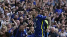 Gelandang Chelsea, Christian Pulisic melakukan selebrasi usai mencetak satu-satunya gol pada menit 90 ke gawang West Ham United pada pertandingan lanjutan Liga Inggris di Stamford Bridge di London, Minggu (24/4/2022). Chelsea memenangkan pertandingan atas West Ham 1-0. (AP Photo/Alastair Grant)