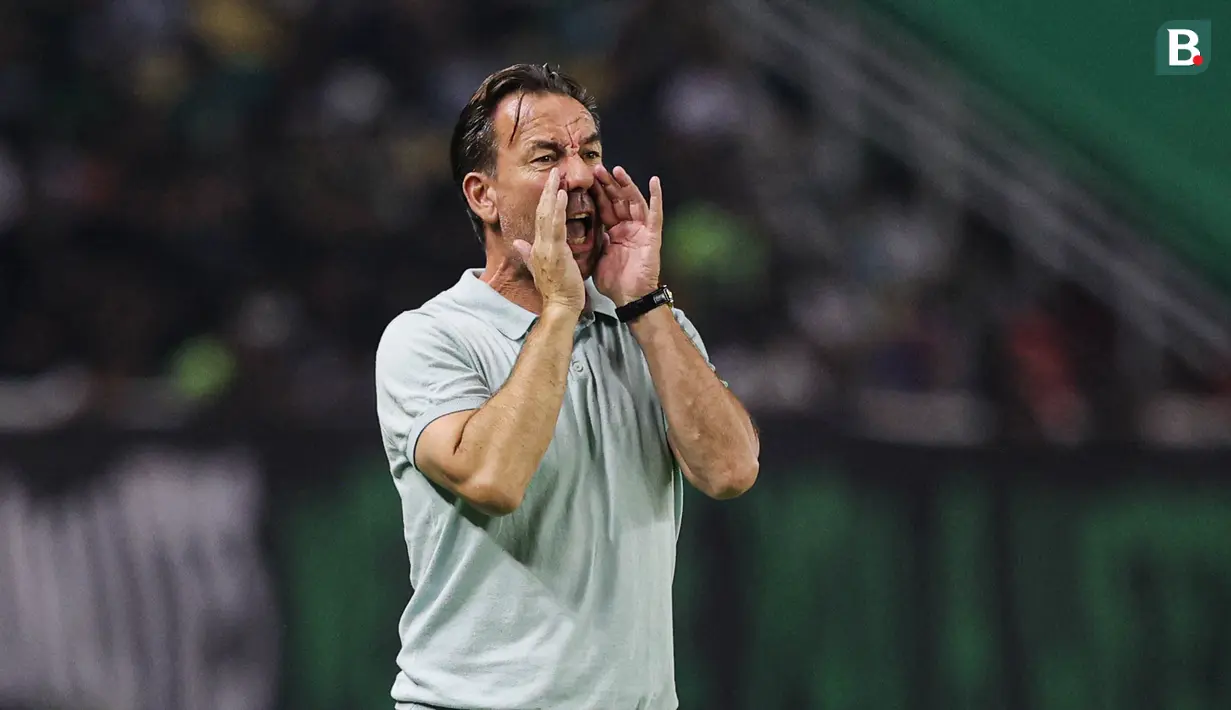 <p>Pelatih PSIM Yogyakarta,&nbsp;Jean-Paul van Gastel sedang memberikan arahan kepada anak asuhnya saat bertanding melawan PSIM Yogyakarta&nbsp;pada BRI Super League 2025/2026 di Stadion Gelora Bung Tomo, Surabaya,&nbsp;Jumat (8/8/2025). (Bola.com/Abdul Aziz)&nbsp;</p>