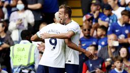 Namun gol Harry Kane ini dinilai berbau kontroversial dan tidak sah. Ada pelanggaran dari pemain Spurs dalam proses terciptanya kedua gol, tapi wasit Anthony Taylor membiarkannya. (AP/Ian Walton)