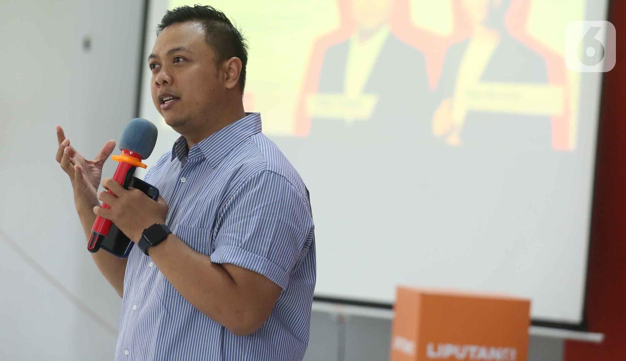 Dalam sesi pertama yang dibawakan oleh Teddy Tri Setio Berty, Jurnalis Liputan6.com, mahasiswa diperkenalkan dengan konsep mobile journalism (MoJo) sebagai pendekatan produksi konten yang mengandalkan perangkat sederhana seperti telepon pintar. Tampak dalam foto, Jurnalis Liputan6.com, Teddy Tri Setio Berty saat memberi materi bertema “The Power of Visual Storytelling in Digital Journalism,” dalam program Liputan6 Connect di Aula Lantai 3 Kampus Trisakti School of Multimedia, Jakarta Timur, pada Kamis 2 April 2026. (Liputan6.com/Helmi Fithriansyah)