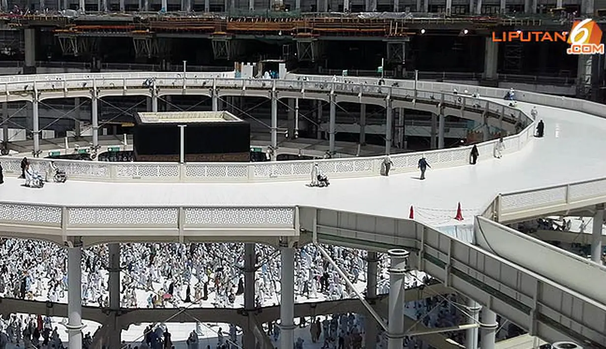Tapi belakangan ini pengertian tawaf diplencengkan sebagai mengelilingi pusat perbelanjaan di kota Mekkah, seperti Mall Bin Daud dan tawaf di sejumlah mall kawasan Balad, kota Jeddah. (Liputan6.com/Anri Syaiful/wwn)