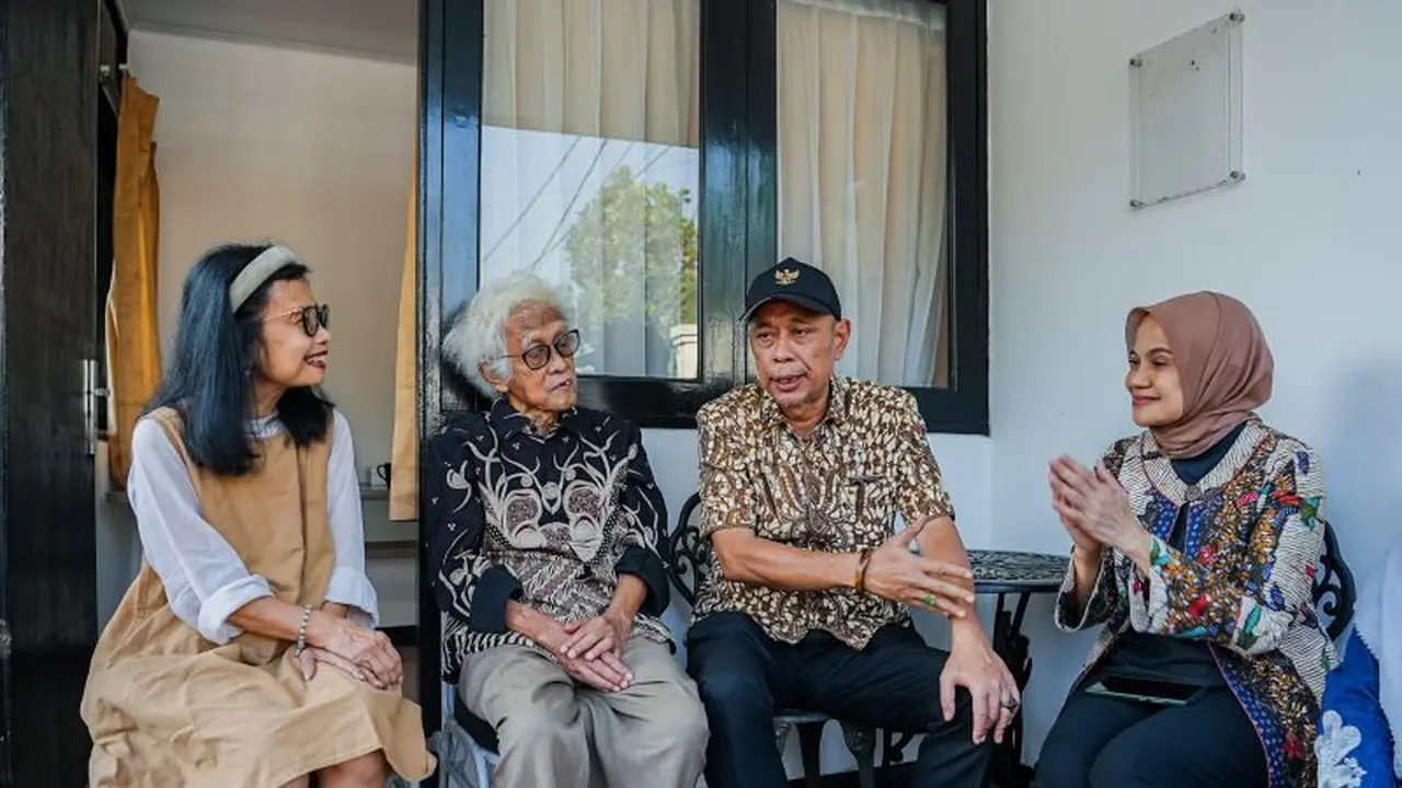 Wakil Menteri Sosial (Wamensos) Agus Jabo Priyono menemui langsung Heru Baskoro dan istrinya, Treyzia Noviani (65), di STPL Bekasi.