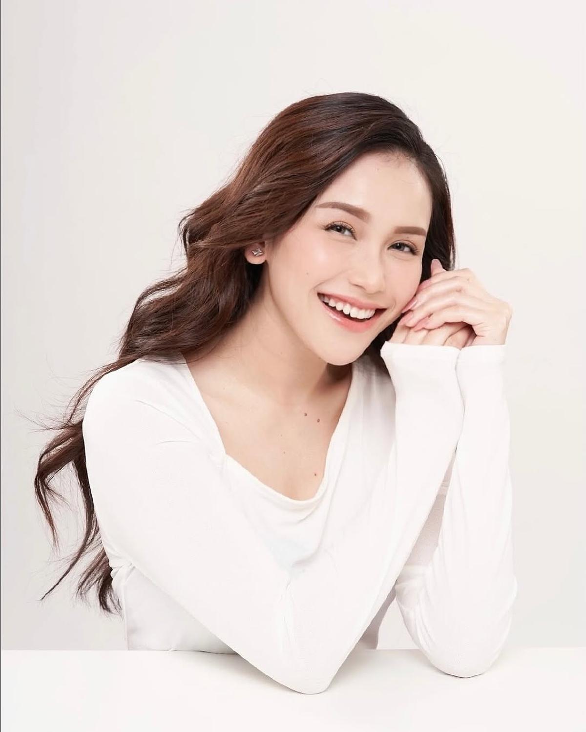 Potret Ayu Ting Ting dalam Balutan Baju Putih dan Makeup Natural, Tampak Flawless