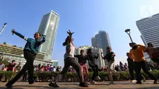 Anak-anak latihan menari saat hari bebas berkendara (Car Free Day) di kawasan Bundaran HI, Jakarta, Minggu (6/8/2023). (Liputan6.com/Angga Yuniar)
