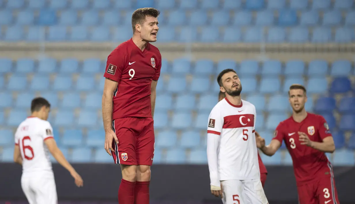 Ekspresi kecewa striker Norwegia, Alexander Sorloth usai gagal memanfaatkan peluang saat menghadapi Turki dalam laga Kualifikasi Piala Dunia 2022 Zona Eropa Grup G di La Rosaleda Stadium, Malaga, Sabtu (27/3/2021). Norwegia kalah 0-3 dari Turki. (AFP/Jorge Guerrero)