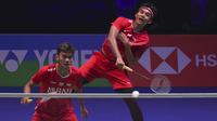Fikri/Bagas harus meladeni perlawanan sengit dari The Minions di set pertama. Pasangan yang menjadi debutan di All England 2022 tersebut akhirnya mampu menutup set pertama dengan skor 22-20. (AP/Rui Viera)