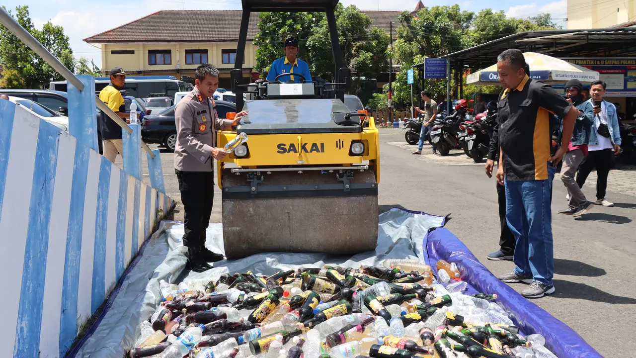Kapolres Gunungkidul AKBP Edy Bagus Sumantri Pimpin pemusnahan ribuan botol miras