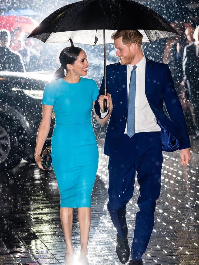 Debut Meghan Markle Setelah Keluar dari Kerajaan dengan Gaun Victoria Beckham