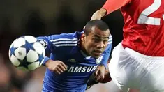 Bek kiri Chelsea Ashley Cole beraksi pada partai perempat final Liga Champions kontra Manchester United di Stamford Bridge, 6 April 2011. AFP PHOTO/ADRIAN DENNIS