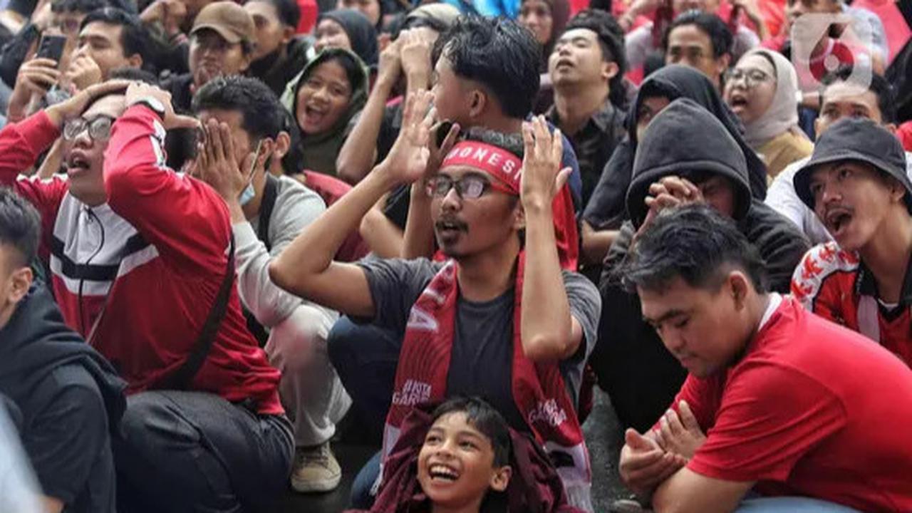 FOTO: Ragam Ekspresi Suporter Saksikan Timnas Indonesia Dilibas Australia 1-5 saat Nobar di GBK