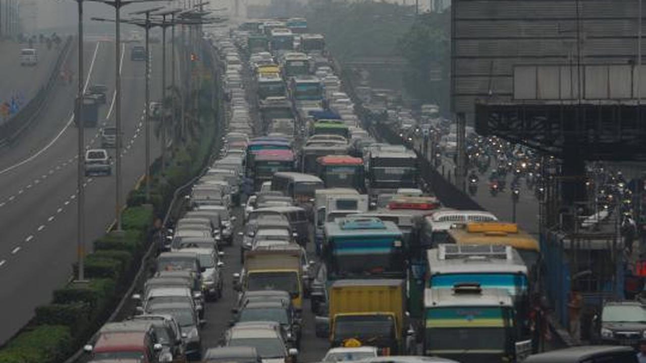 Demo blokir tol bikin Jakarta macet parah di Jumat pagi