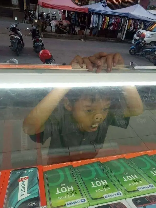 7 Potret Kocak Muka Bocah Saat Tempel di Kaca Ini Nyeleneh