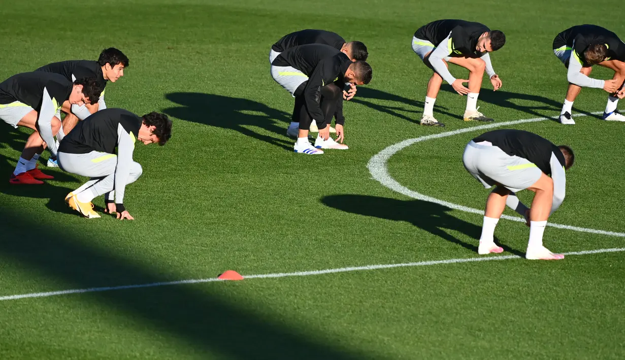 Para pemain Atletico Madrid melakukan pemanasan saat mengikuti latihan tim di Majadahonda, pinggiran Madrid, Spanyol, Senin (26/10/2020). Atletico Madrid akan bertanding melawan Salzburg pada grup A Liga Champions. (AFP/Gabriel Bouys)