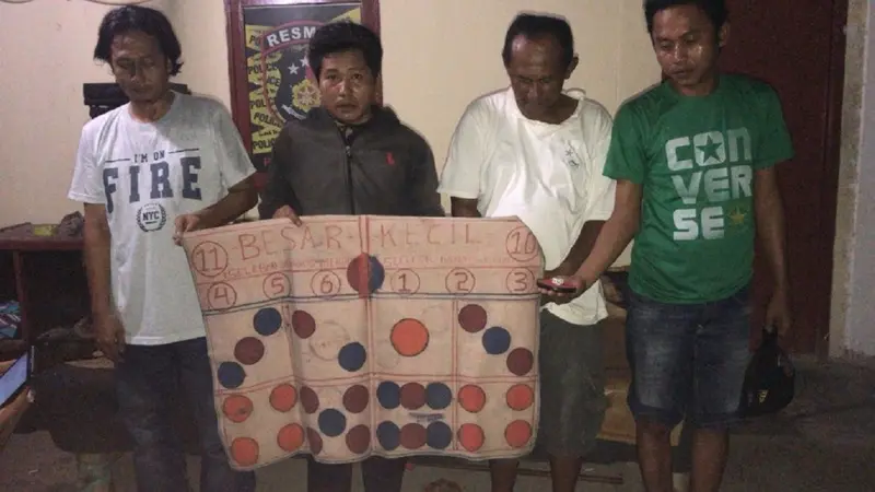 Para pelaku judi sabung ayam di Makassar berhasil diamankan Tim Resmob Polsek Panakukang Makassar (Liputan6.com/ Eka Hakim)