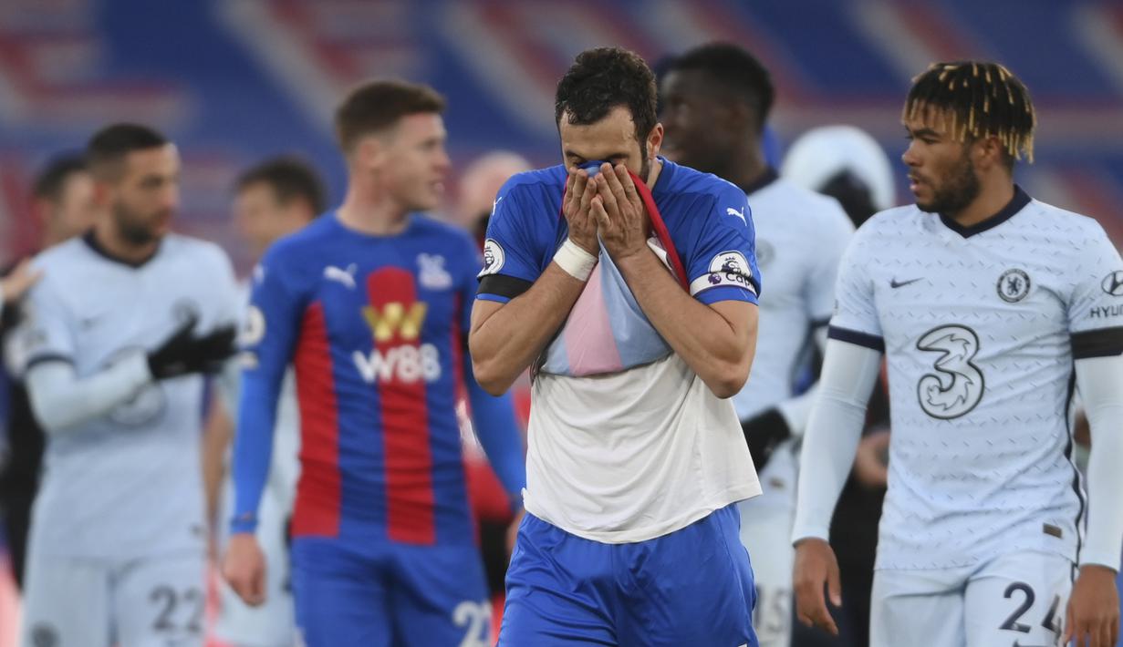Ekspresi kecewa gelandang Crystal Palace, Luka Milivojevic (tengah) usai dikalahkan Chelsea 1-4 dalam laga lanjutan Liga Inggris 2020/2021 pekan ke-31 di Selhurst Park, London, Sabtu (10/4/2021). (AP/Justin Tallis/Pool)