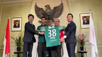 Pratama Arhan diperkenalkan secara resmi oleh Tokyo Verdi di Wisma Duta KBRI Tokyo, Jumat (25/3/2022). (dok. KBRI Tokyo)