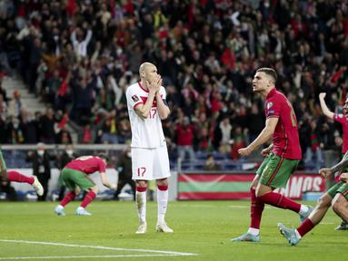 Timnas Portugal sukses menaklukkan Turki pada laga semifinal Path C play-off Piala Dunia 2022 di Estadio do Dragao, Jumat (25/3/2022). Selecao das Quinas menang dengan skor akhir 3-1. (AP/Luis Vieira)
