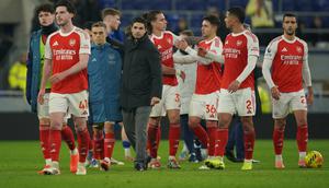 Manajer Arsenal, Mikel Arteta, bersama anak asuhnya setelah duel kontra Everton pada pekan ke-17 Premier League di Hill Dickinson Stadium, Minggu (21/12/2025) dini hari WIB. Dalam pertandingan tersebut, The Gunners menang 1-0 atas Everton. (AP Photo/Ian Hodgson)