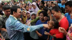  Gubernur DKI Jakarta Basuki Tjahaja Purnama (kiri) bersalaman dengan warga disela peresmian kegiatan "Gerakan Satu Hati Bangun Komunitas Harapan Indonesia", Jakarta, Sabtu (5/3). (Liputan6.com/Helmi Afandi)