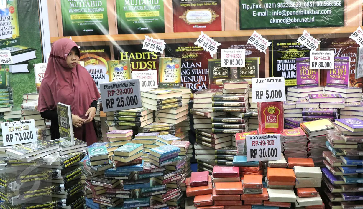 Pengunjung melihat buku yang hendak dibeli pada pameran Islamic Book Fair 2016 di Jakarta, Selasa (1/3). Ratusan penerbit meramaikan pameran buku keislaman terbesar di Indonesia itu dengan penawaran diskon mulai dari 20%-80%. (Liputan6.com/Angga Yuniar)