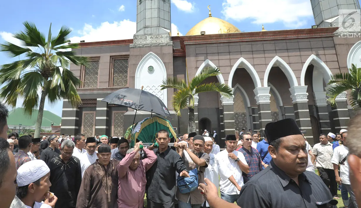 Keluarga dan jemaah mengusung peti jenazah Hj. Djuriah Rais atau dikenal dengan nama Dian Al Mahri saat akan dimakamkan di area Masjid Kubah Emas, Cinere, Depok, Jumat (29/3). Pendiri Masjid Kubah Emas tersebut meninggal dunia pada Jumat dini hari tadi di usia 70 tahun. (merdeka.com/Arie Basuki)