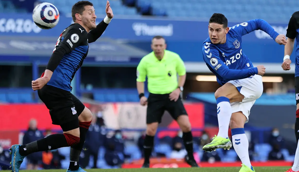 Gelandang Everton, James Rodriguez (kanan) melakukan tembakan yang gagal melewati bek Crystal Palace Joel Ward pada pekan ke-30 Liga Inggris di Goodison Park, Selasa (6/4) dini hari WIB. Duel Everton vs Crystal Palace harus berakhir imbang dengan skor 1-1. (Clive Brunskill/POOL/AFP)