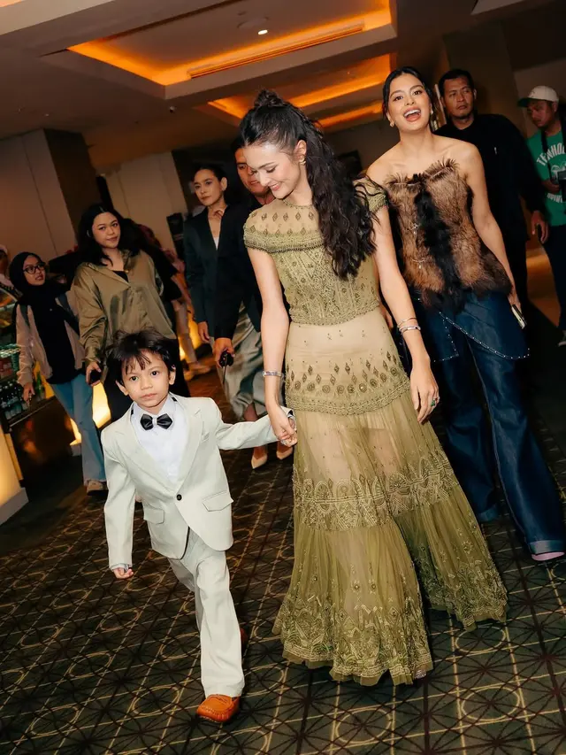 Gaya Kontras Amanda Rawles dengan Lehenga Dress dan Eva Celia yang Bergaya Edgy di Premiere Film Terbaru