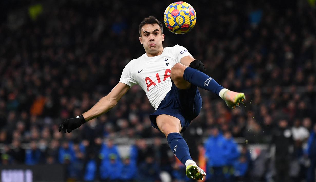 Bek Tottenham Hotspur, Sergio Reguilon berusaha menghalau bola saat menghadapi Brentford pada laga Liga Inggris 2021/2022 di Tottenham Hotspur Stadium, London (2/12/2021). Sergio Reguilon didatangkan Tottenham Hotspur dari Real Madrid pada awal musim 2020/2021 saat The Lilywhite dibesut Jose Mourinho. Mampu menembus skuad utama selama dua musim, ia mulai terpinggirkan saat Spurs diarsiteki Antonio Conte dan kedatangan Ivan Perisic. Ia pun sempat dipinjamkan ke Atletico Madrid selama semusim pada 2022/2023. (AFP/Daniel Leal)