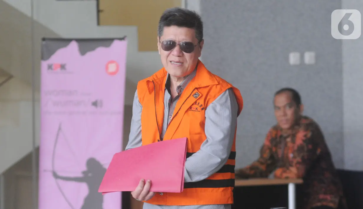 Pengusaha Kock Meng berjalan keluar seusai menandatangani berkas surat perpanjangan penahanan di Gedung KPK, Jakarta, Rabu (30/10/2019). Kock Meng  merupakan tersangka penyuap Gubernur Kepri nonaktif Nurdin Basirun. (merdeka.com/Dwi Narwoko)