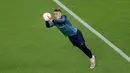 Kiper Chelsea, Kepa Arrizabalaga menangkap bola saat latihan jelang menghadapi Arsenal dalam final Liga Europa 2018/2019 di Olympic Stadium, Baku, Azerbaijan, Sealasa (28/5/2019). (AP Photo/Dmitri Lovetsky)